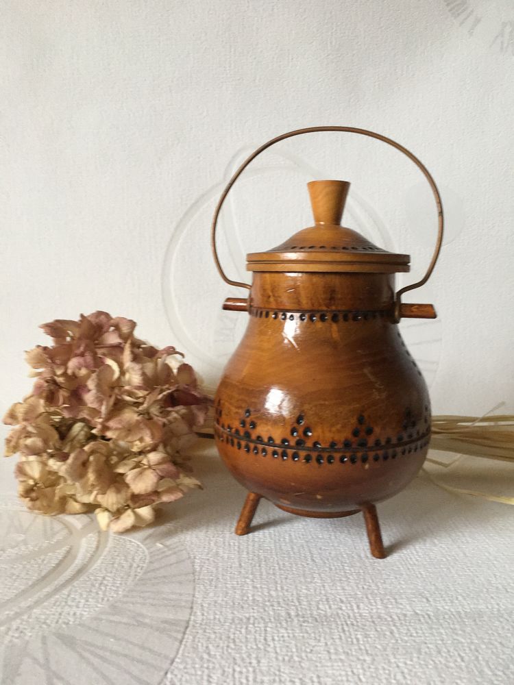 joli POT en BOIS verni pyrograv� avec anse et couvercle 10 Blaye (33)