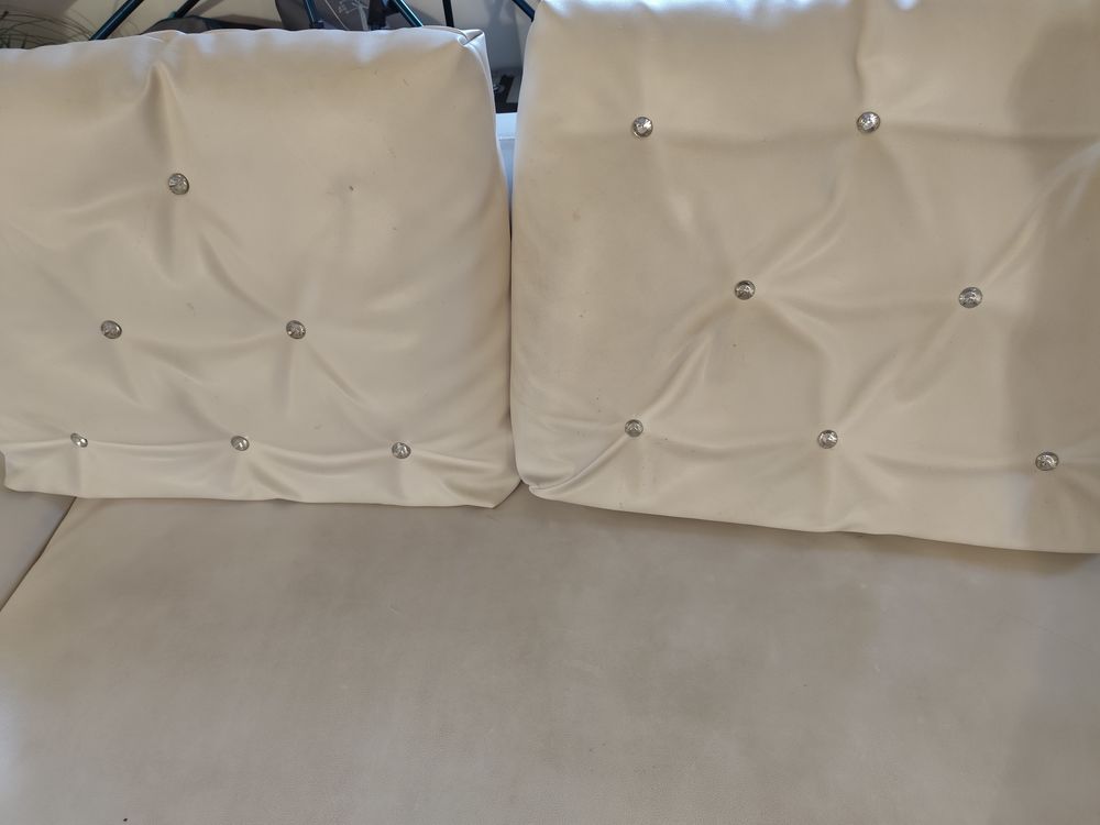 Joli canap� blanc, en bon �tat en cuir v�gan (simili cuir) 270 Paris 8 (75)