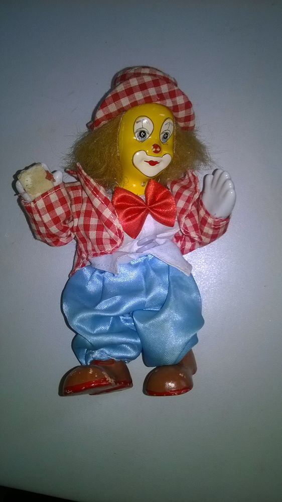 Joli clown en c�ramique
t�te bras et corps mobiles
18 cm d 5 Talange (57)