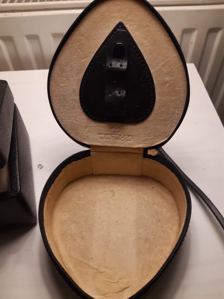 joli coffret � bijoux en cuir noir doubl� suedine 35 Noisy-le-Grand (93)