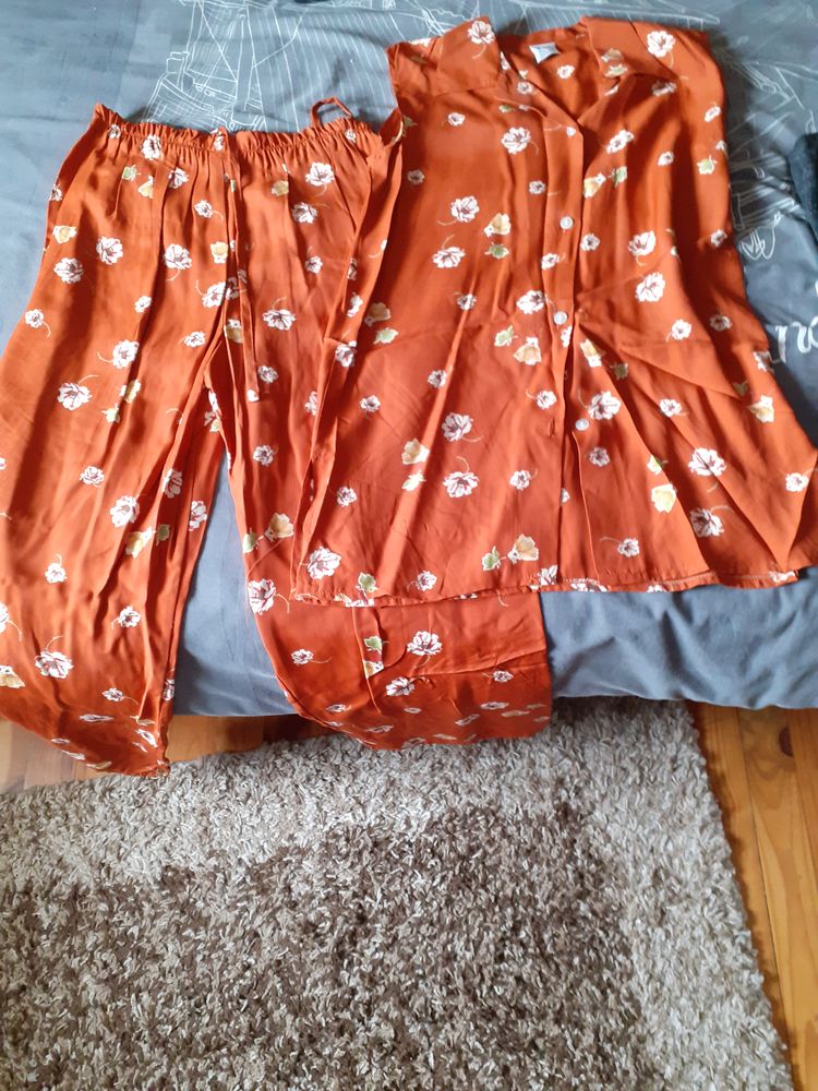 Joli ensemble compos� d'un pantalon et d'une tunique neufs 10 Auzon (43)