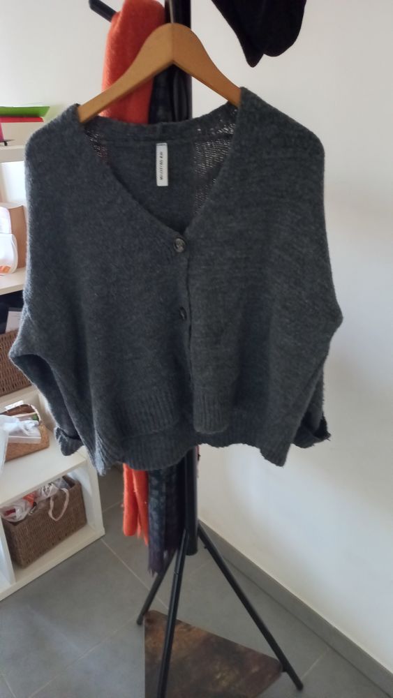 Joli gilet Gris -Marque New Collection - taille unique- 5 Marseille 12 (13)