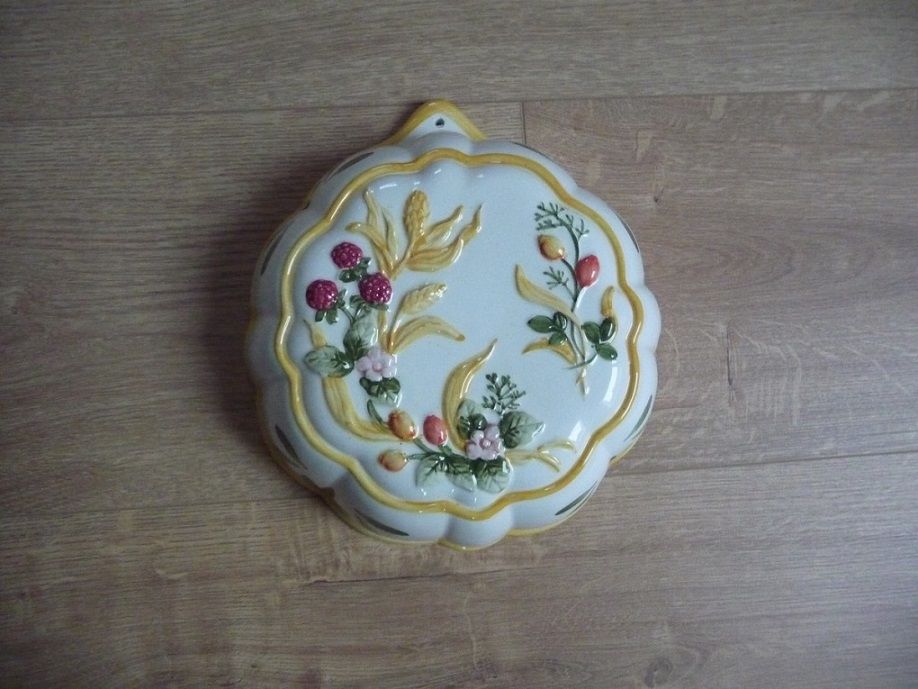 Joli moule rond en porcelaine motifs fleurs et fruits - Neuf 20 Celles-sur-Belle (79)