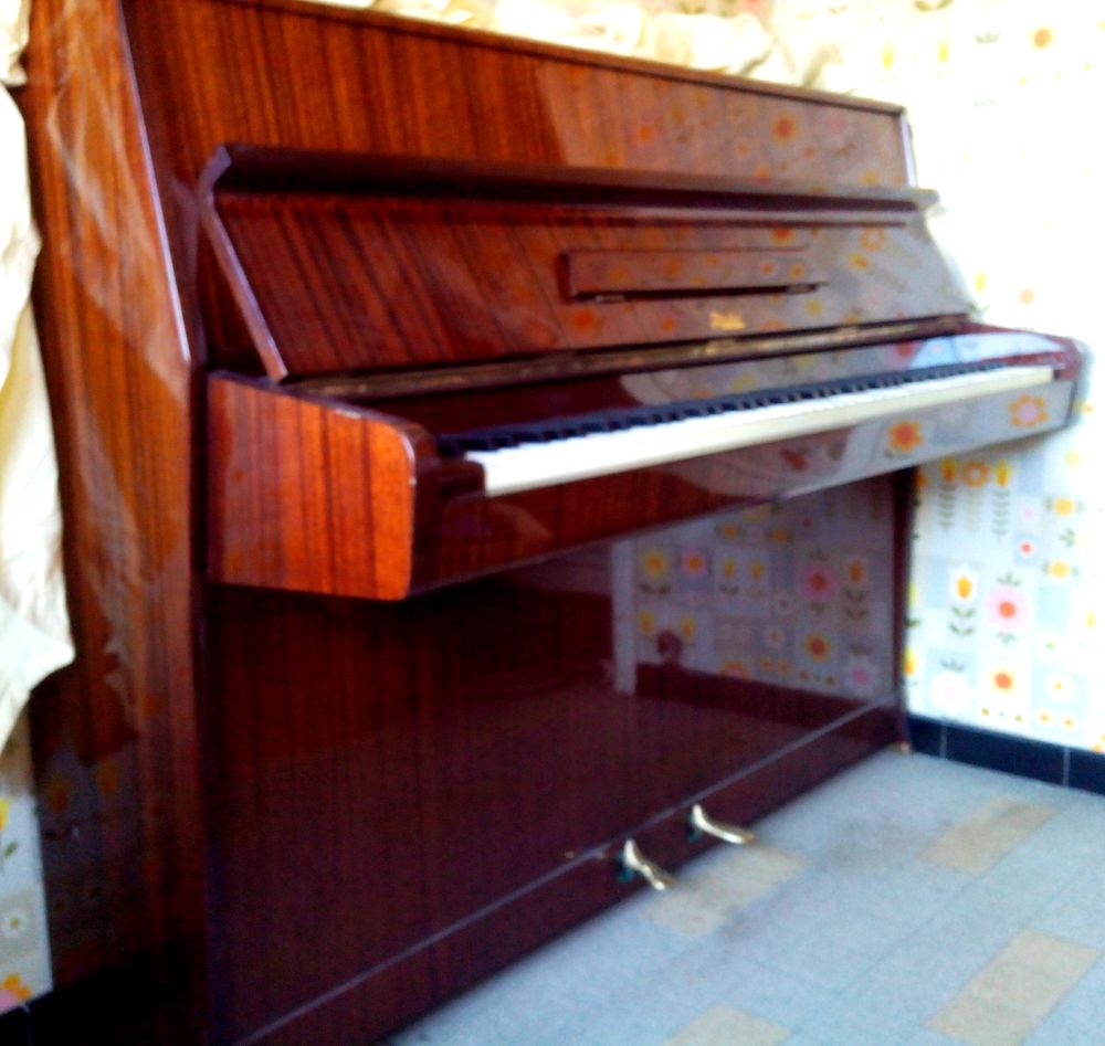Joli piano droit RÖSLER en acajou brillant, expertisé 1200 Grenoble (38)