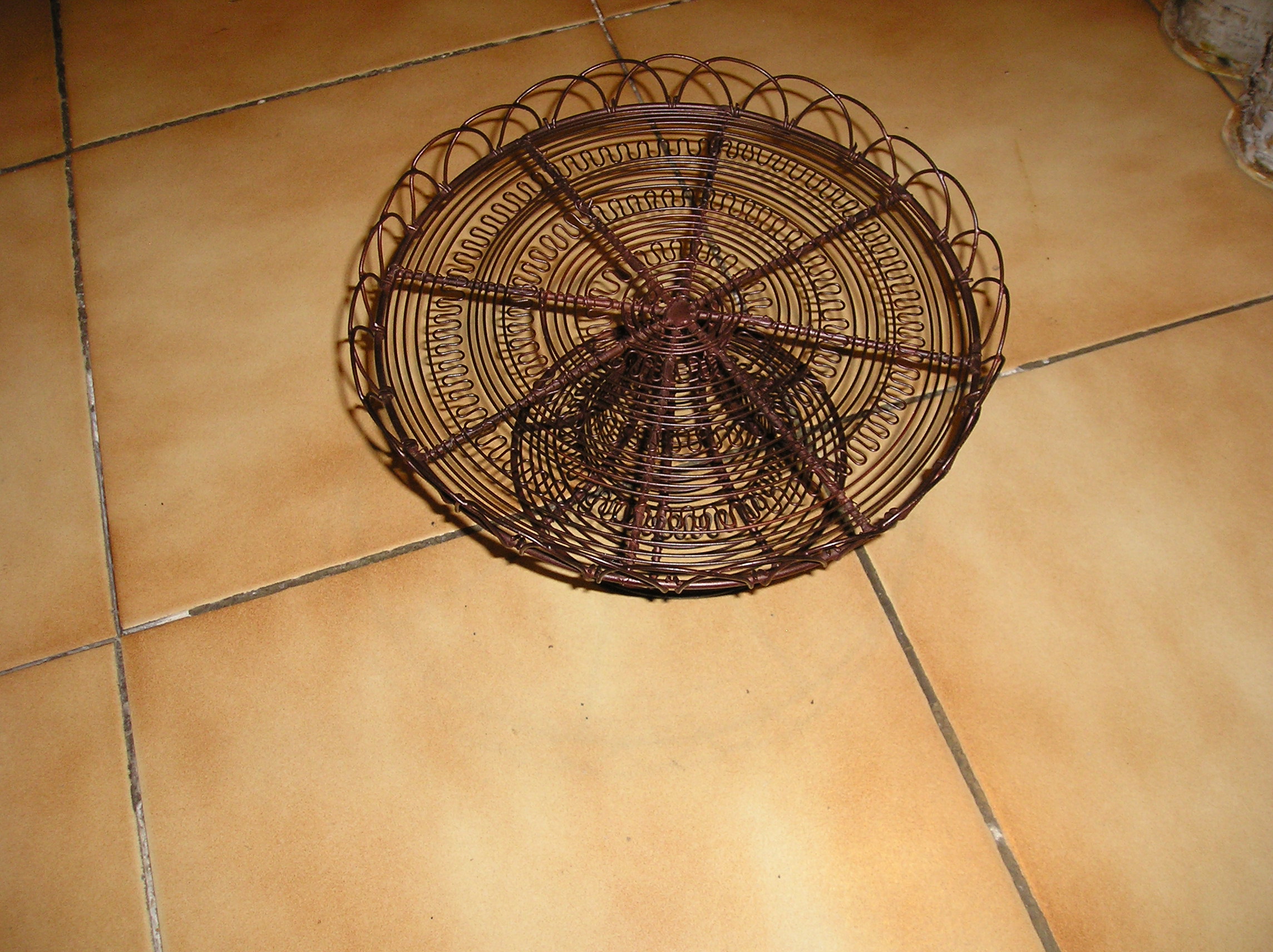 Joli  plateau m�tallique sur pieds teint� simulation rouille 30 Sept�mes-les-Vallons (13)