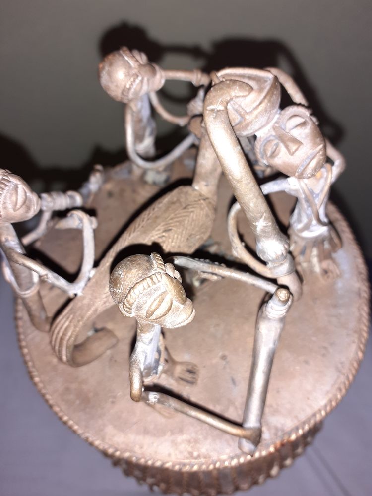 Une jolie bo�te avec des personnages 250 Lamotte-Beuvron (41)