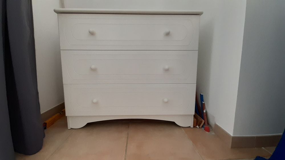 Jolie commode, 4 tiroirs en pin blanc laqu�e 0 Voisins-le-Bretonneux (78)