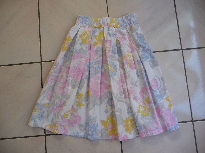 Jolie jupe fleurie taille 36 12 Celles-sur-Belle (79)