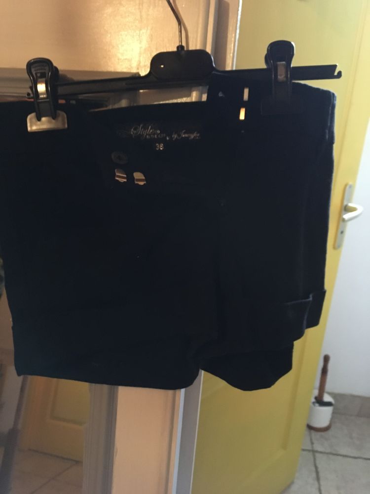 Jolie petit short noir taille 36 10 Saint-Julien-les-Rosiers (30)