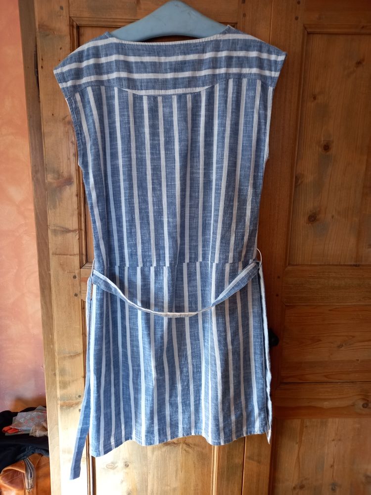 !Jolie robe blanche et bleue port�e 1 fois mais trop gr. 25 Aime (73)