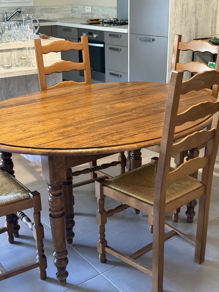 Jolie table ovale en noyer avec 4 ralonges et 6 chaises.
200 Sarrians (84)