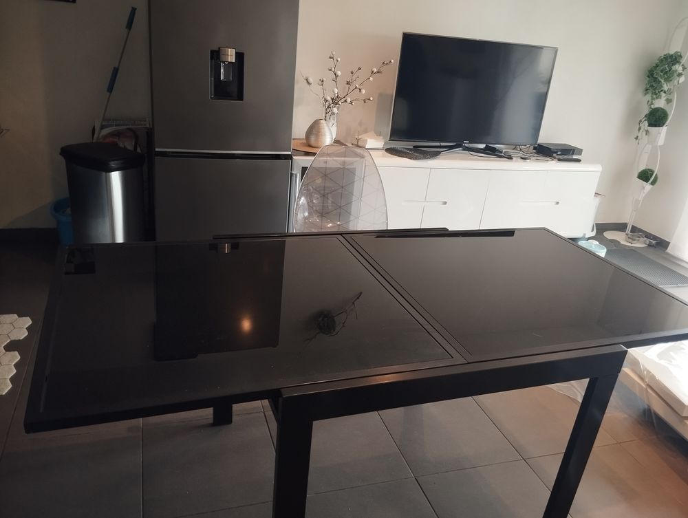 Jolie table de salle a manger en verre noire et extensible 100 La Ciotat (13)