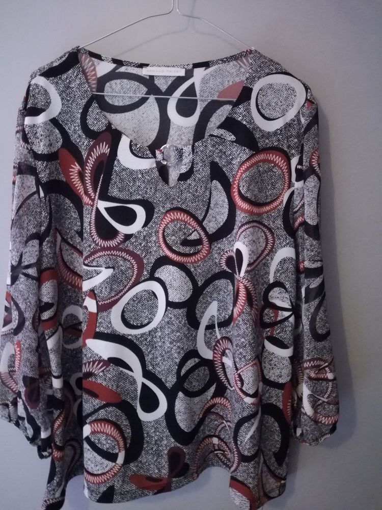 JOLIE TUNIQUE IMPRIME ARMAND THIERRY
T5 - TRES BON ETAT 12 Villeneuve-Tolosane (31)