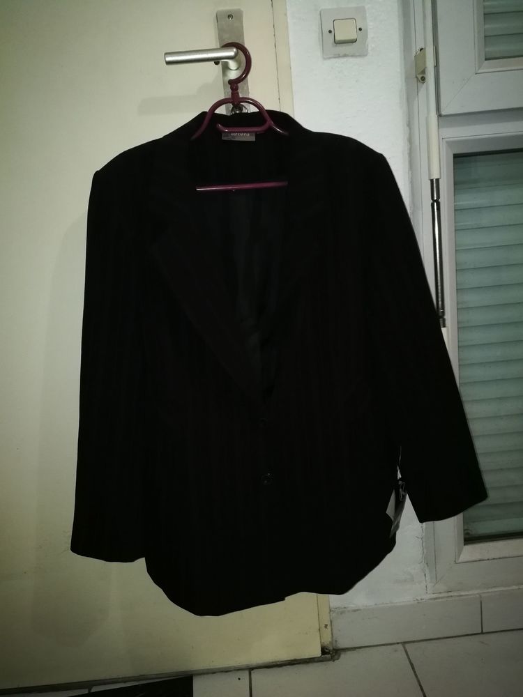 jolie veste neuve jamais port�e avec �tiquette t 46/48 22 N�mes (30)