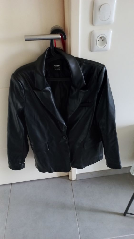 Jolie veste noire en simili cuir Marque Pull & Bear 5 Marseille 12 (13)