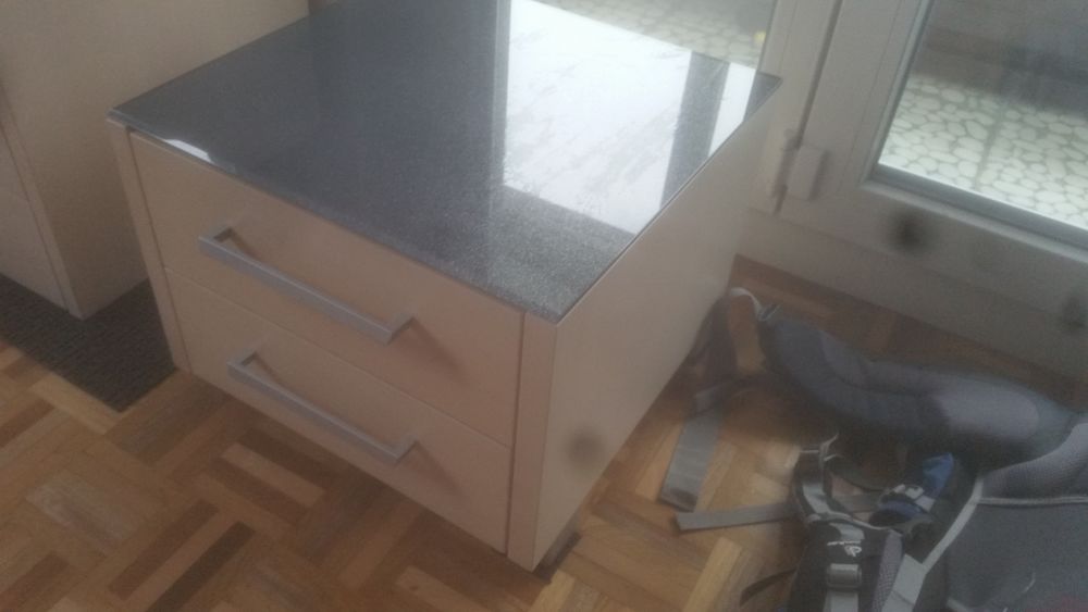 2 jolies tables de chevet 45x44 h 34.5 cm 60 Delle (90)