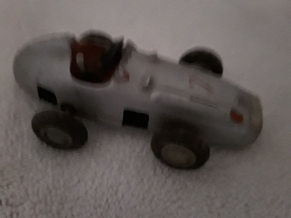 jouet petite voiture de course 1958 
30 Chatou (78)