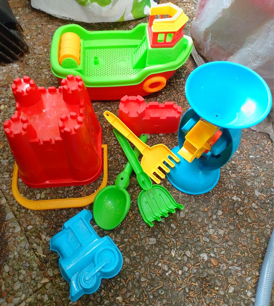 Lot jouet de plage : seau, r�teau, moules, etc 10 Beauchamp (95)