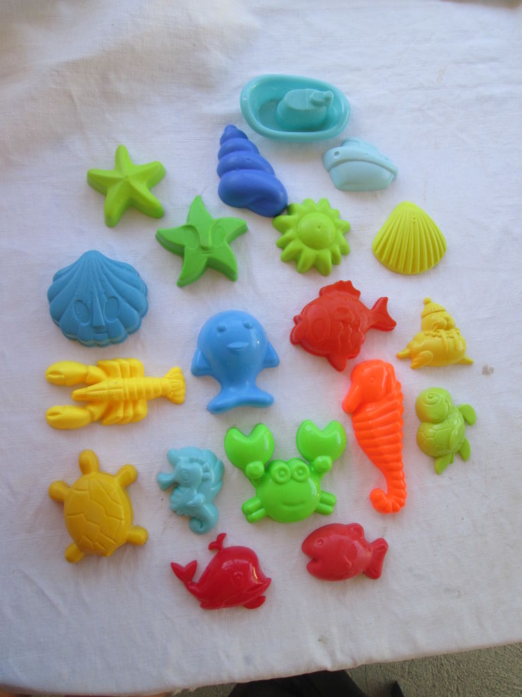 19 jouets de plage dont 18 moules � sable ou pl�tre 12 Chauriat (63)