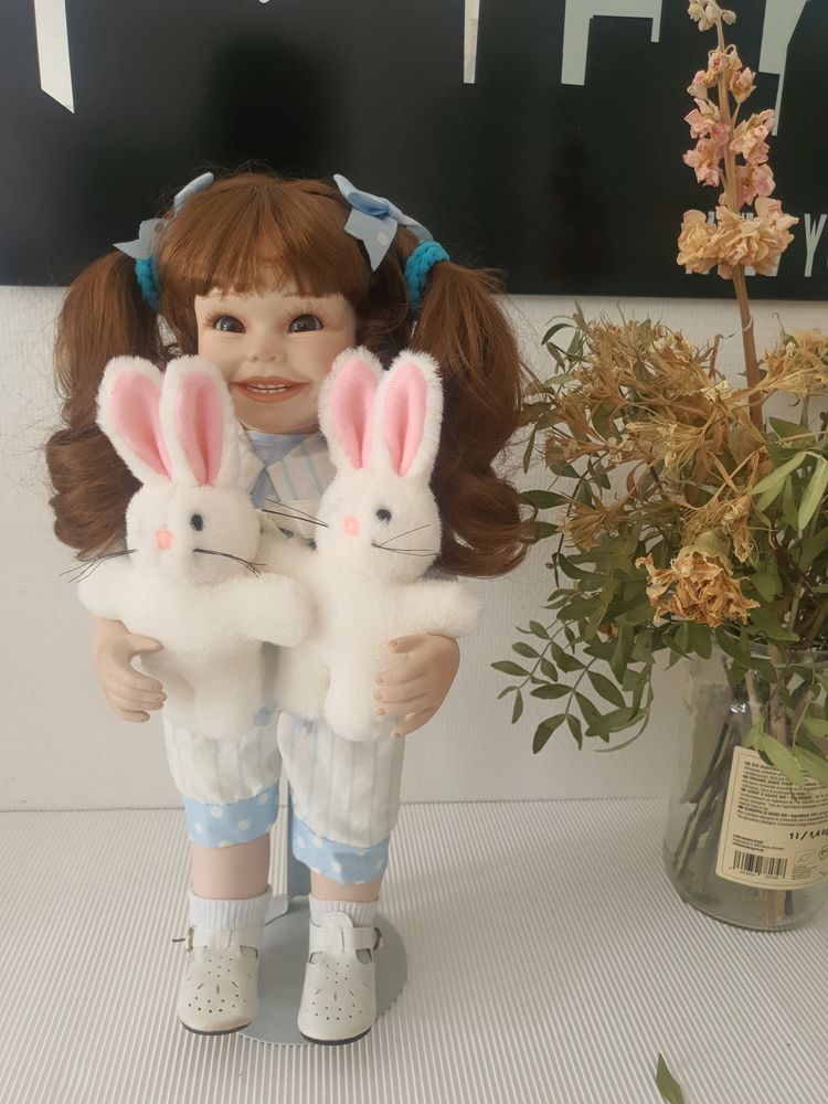 JULIE Poup�e de collection en porcelaine 50 Colombes (92)