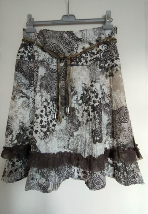 Jupe beige/taupe volant dentelle  Armand Thiery  T40 6 Montigny-le-Bretonneux (78)