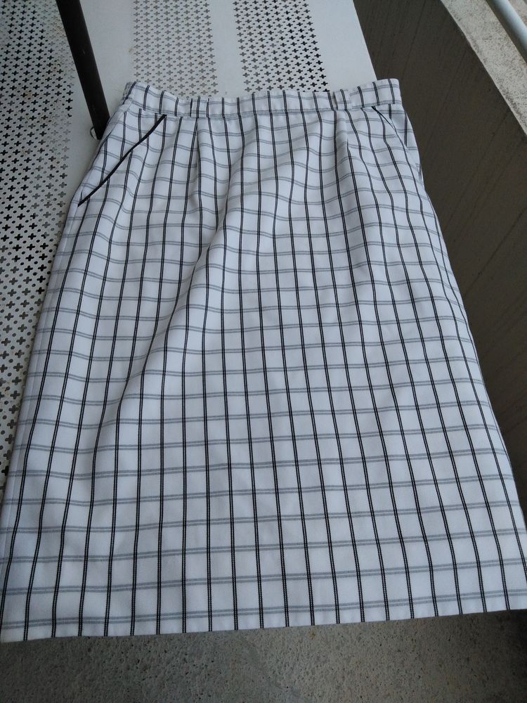 Jupe blanche � carreaux
8 Mont�limar (26)