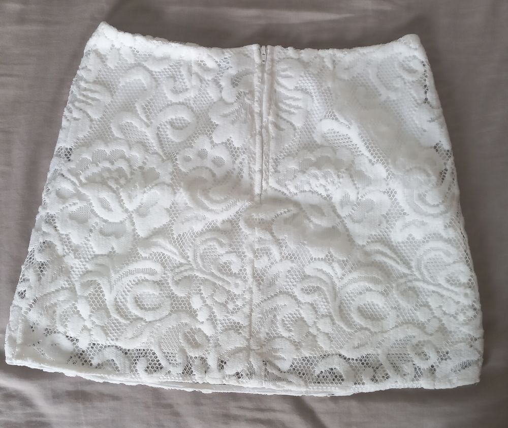 d'une jupe blanche � motif 5 Pointe-�-Pitre (97)