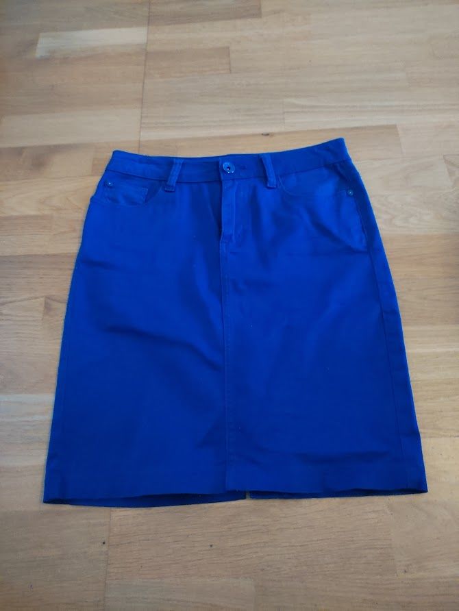 M (56) - S - Jupe bleue - Ky Cr�ation 3 Paris 13 (75)