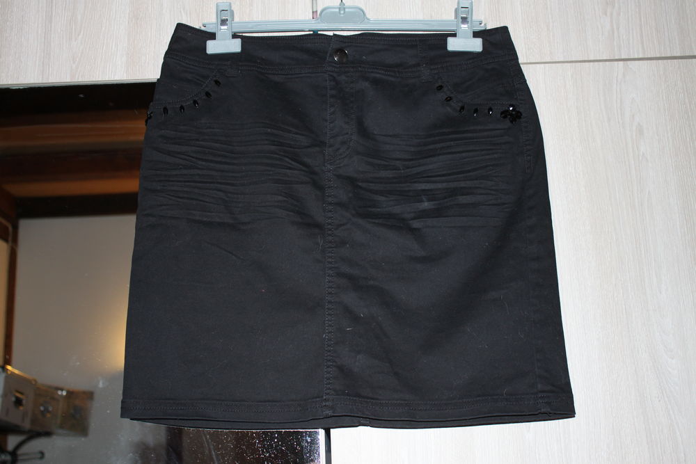 Jupe Camaieu noire taille 42.
5 Monceaux (60)
