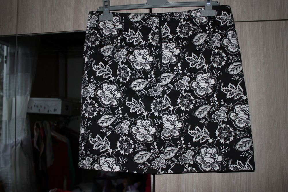 Jupe Camaieu taille 42 � fleurs noires et blanches . 
8 Monceaux (60)