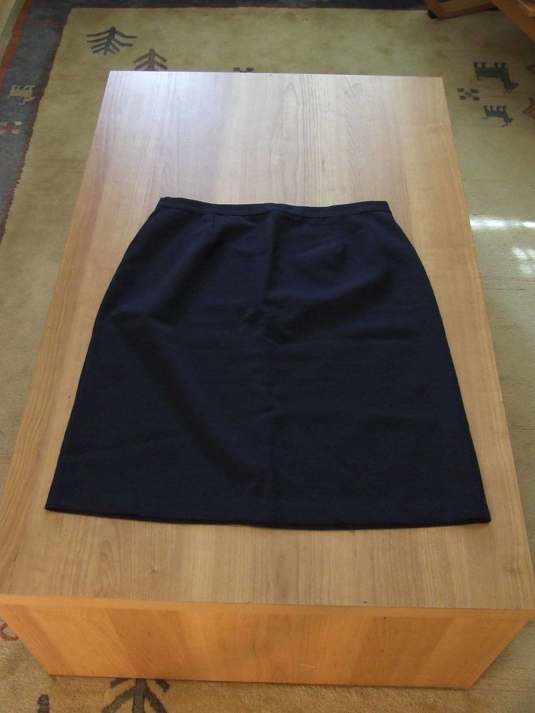 Jupe courte. Bleue marine. T. 44. TBE 6 Bagnolet (93)