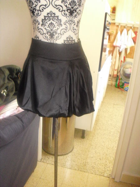 JUPE COURTE BOULE satin�e noire NEUVE TAILLE 1 8 Lyon 5 (69)