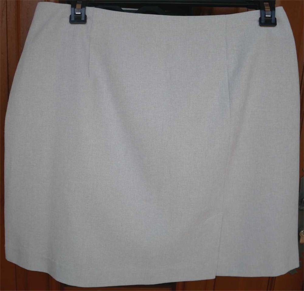 jupe courte gris clair 10 Saint-Germain-du-Plain (71)