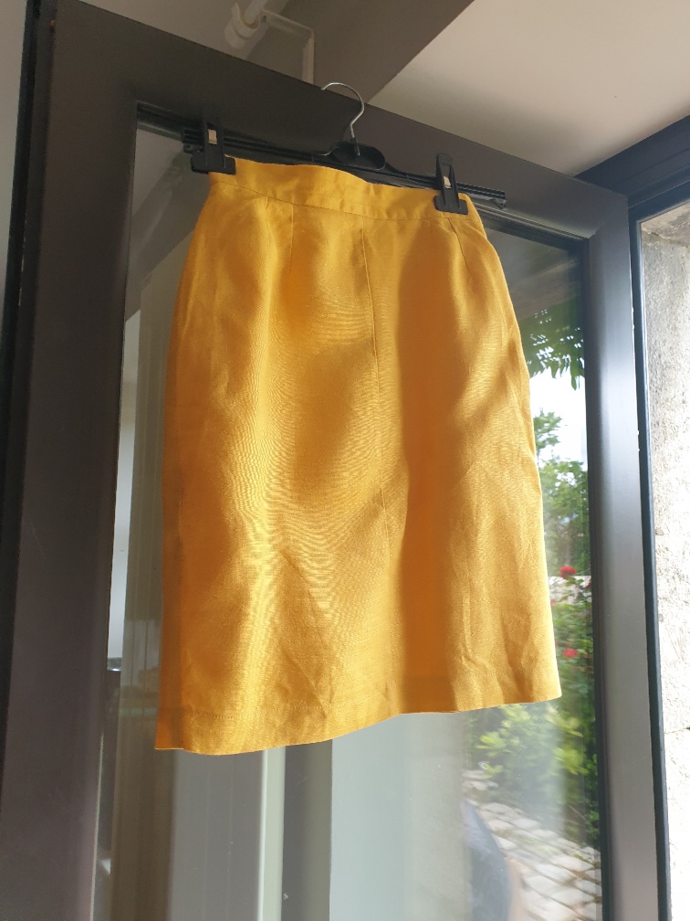 Jupe courte moutarde en lin, de bonne qualit� 5 Mouxy (73)