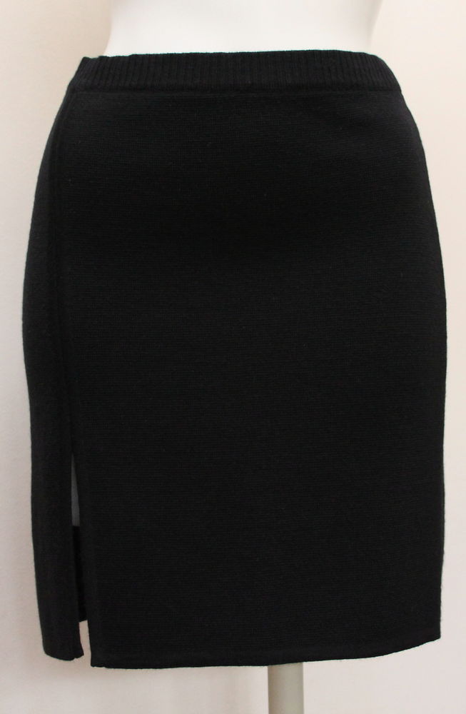 Jupe courte noire YVES SAINT LAURENT T.S 
36/38 Fr 90 Issy-les-Moulineaux (92)