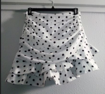 Jupe courte � pois noirs sur fond blanc 5 Mondeville (14)