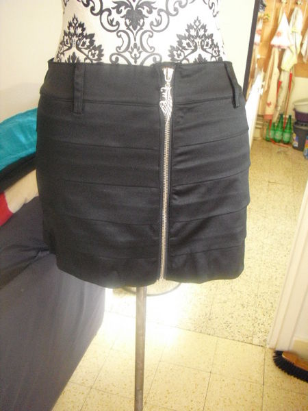 JUPE COURTE satin�e noire volants plaqu�s NEUVE TAILLE 36 8 Lyon 5 (69)