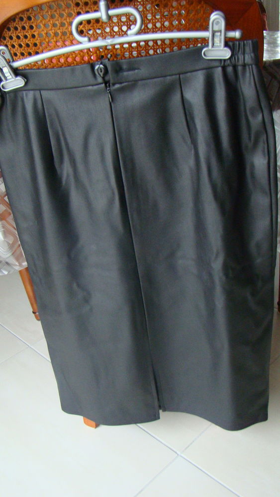 JUPE EN CUIR NOIR 45 Bogy (07)