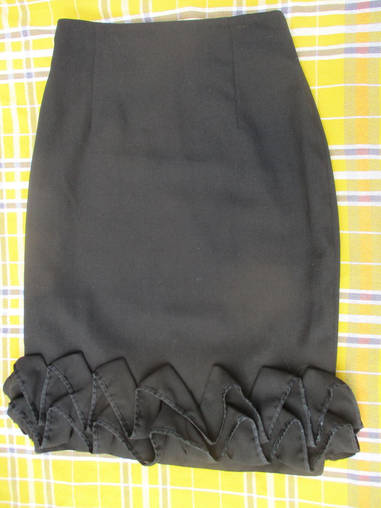 Jupe Droite de Couleur Noire avec Volants en Bas - Taille 42 24 La Fert�-Alais (91)