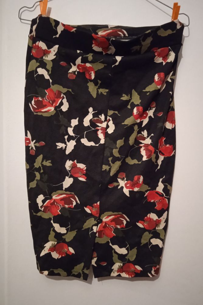 Jupe droite � fleurs rouges. 5 Caen (14)