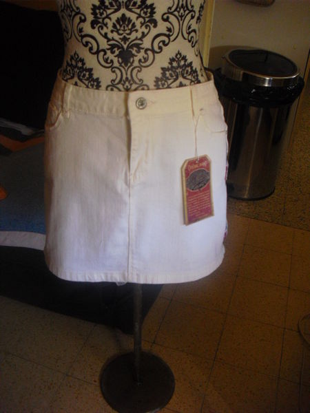 jupe droite ivoire avec broderies NEUVE �tiquett�e TAILLE M 10 Lyon 5 (69)