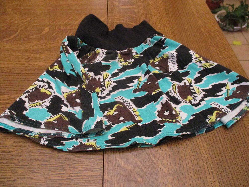 jupe �vas�e �lastique � la taille tr�s bon �tat fond vert 0 M�rignies (59)