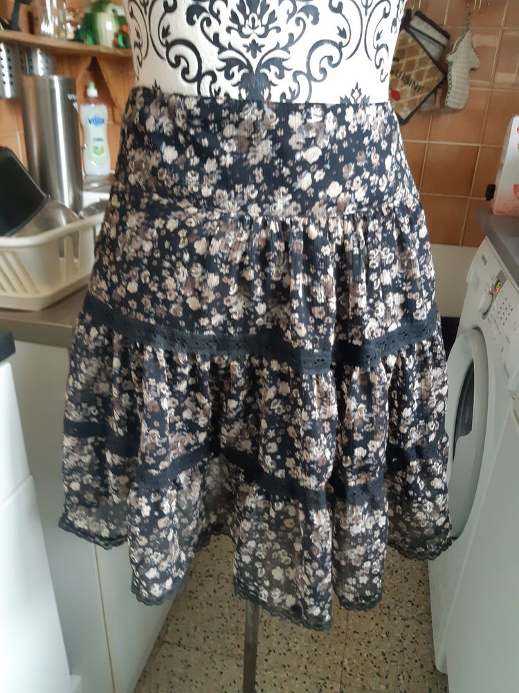jupe �vas�e, motifs fleurie et dentelles  CAMAIEU taille 36
7 Lyon 5 (69)