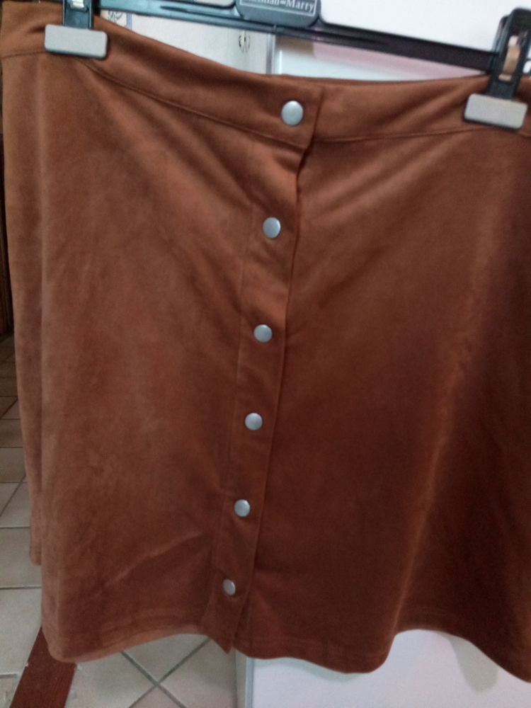 Jupe femme �vas�e en su�dine taille L 8 Saint-Priest-sous-Aixe (87)