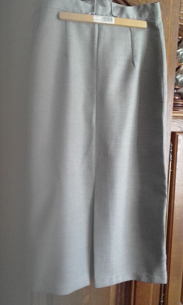 Jupe d'�t� grise
3 �tampes (91)
