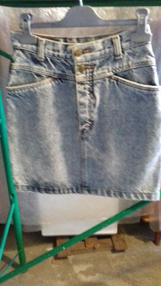 Jupe jeans neuve LOIS taille 36
Pas d'envoi 
25 Craponne (69)