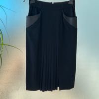 JUPE LAINAGE NOIRE  droite �  plis cousus devant fente poches  soulign�es cuir 35 Cannes (06)