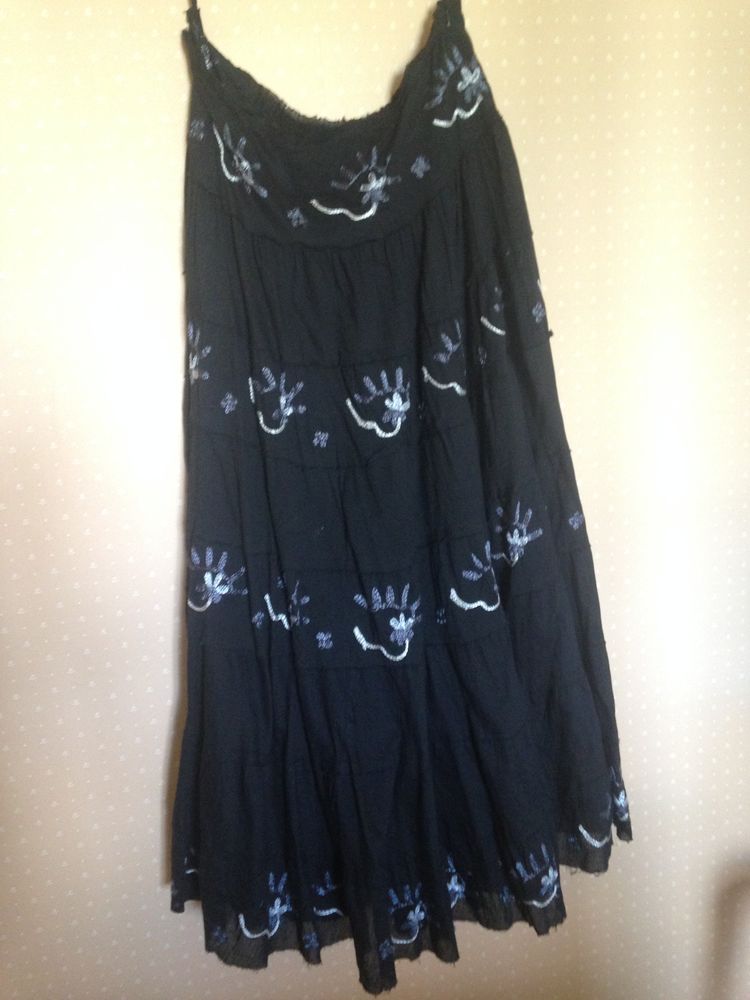 Jupe longue brod�e noire. 8 Pioussay (79)