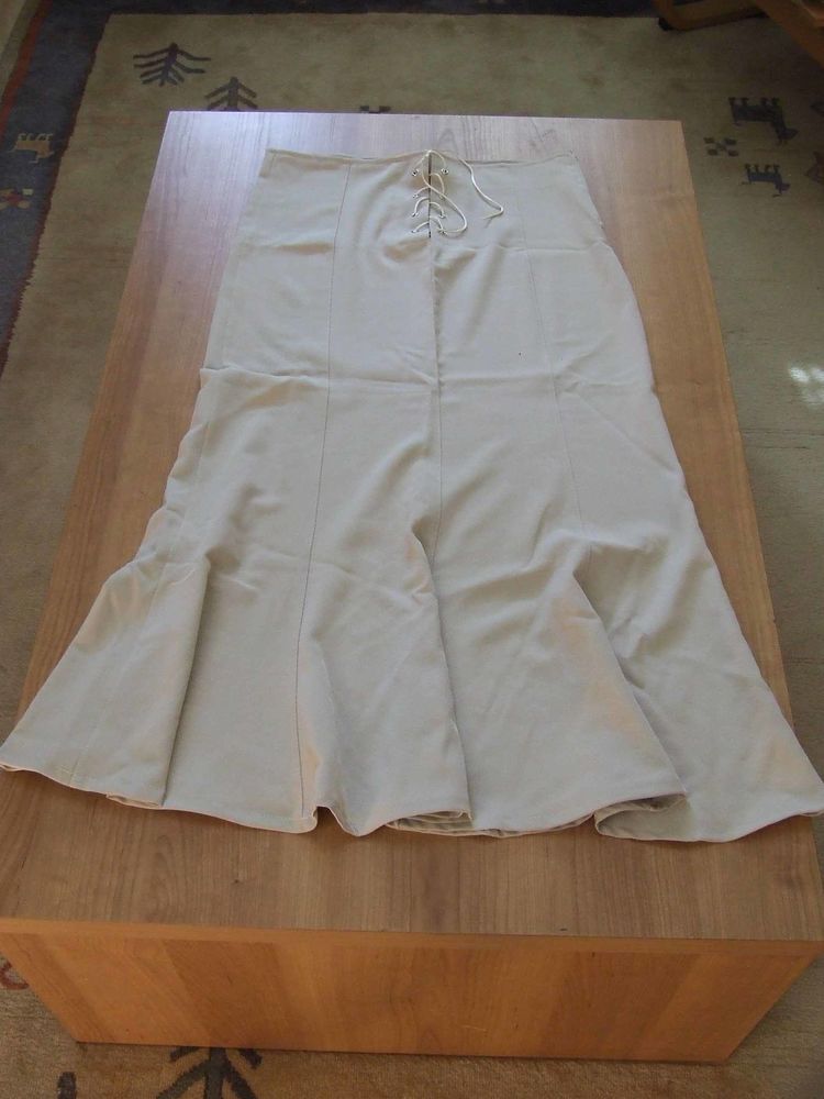 Jupe mi-longue � godets. Beige.T. 3 (42  44) TBE 6 Bagnolet (93)