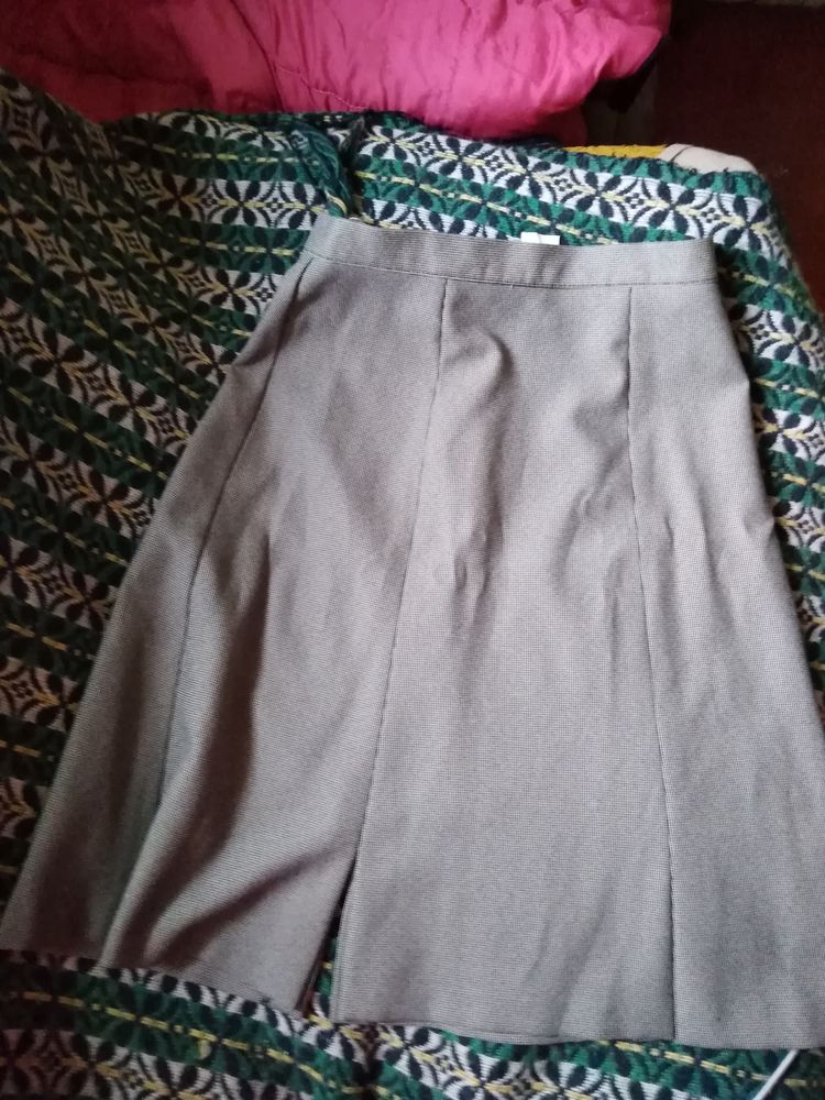 Jupe  mi longue tr�s peu porter couleur grise
6 Gannat (03)